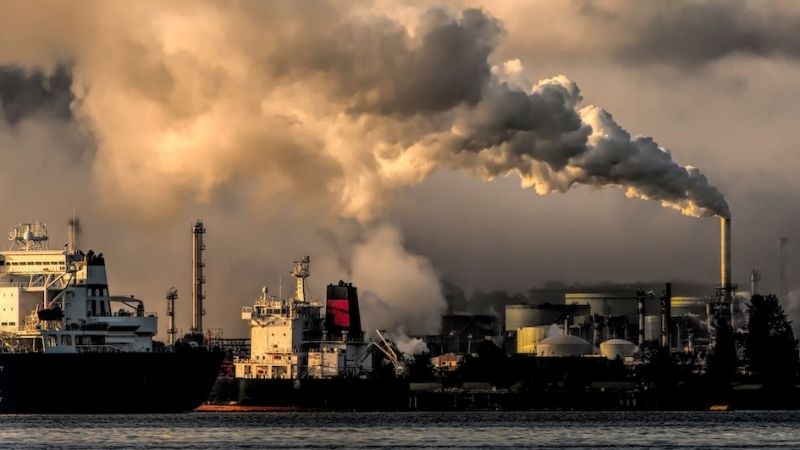 Installation industrielle émettant d'épais nuages de fumée