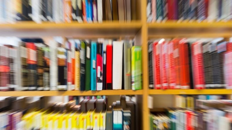 Étagères de bibliothèque avec un focus sur les livres au centre, illustrant la méthode PARA